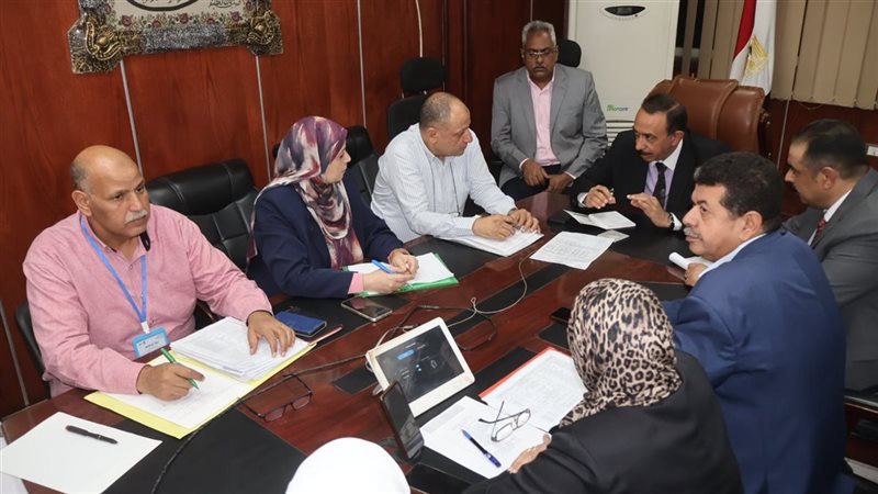 محافظ سوهاج يتفقد غرفة العمليات الرئيسية بمديرية التعليم ويتابع سير امتحانات الثانوية العامة