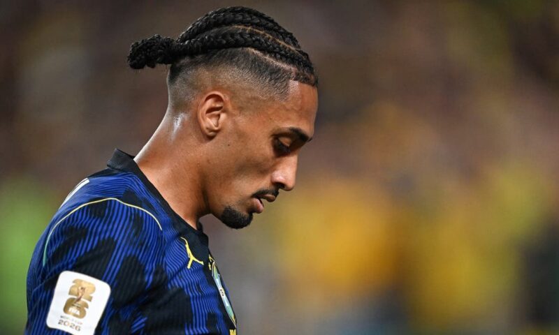 كأس العالم.. رافينيا يعزل نفسه في معسكر البرازيل وسط أزمته المالية