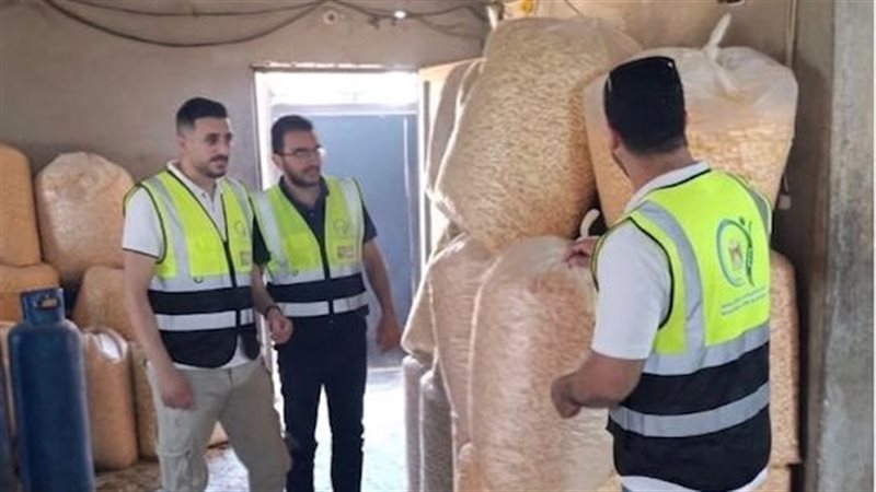 ضبط طن سناكس وزيت مجهول المصدر بمصنع غير مرخص بالغربية (صور)