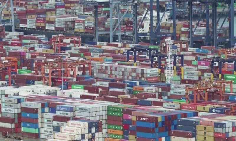 تجار التجزئة الأميركيون يعجلون طلباتهم من الصين قبل موسم الأعياد