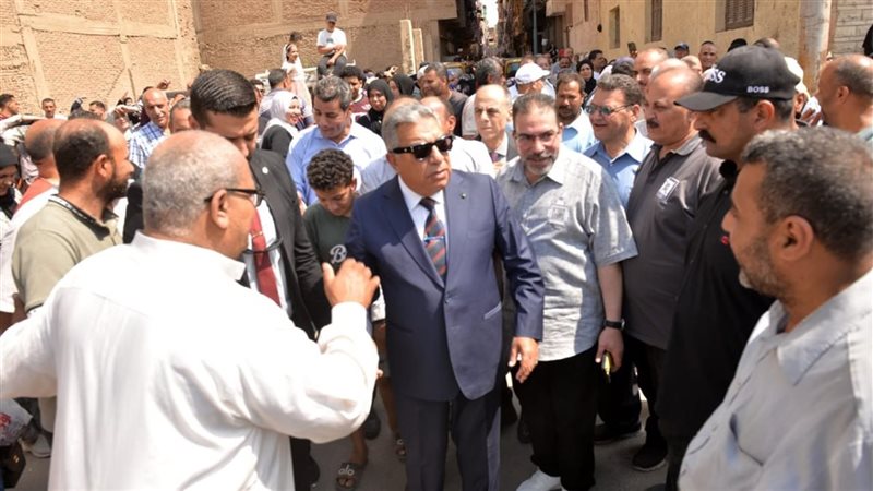 محافظ الدقهلية يتفقد لجان الثانوية العامة ببلقاس، ويلتقي بالطلاب أثناء فترة الراحة بين الامتحانين