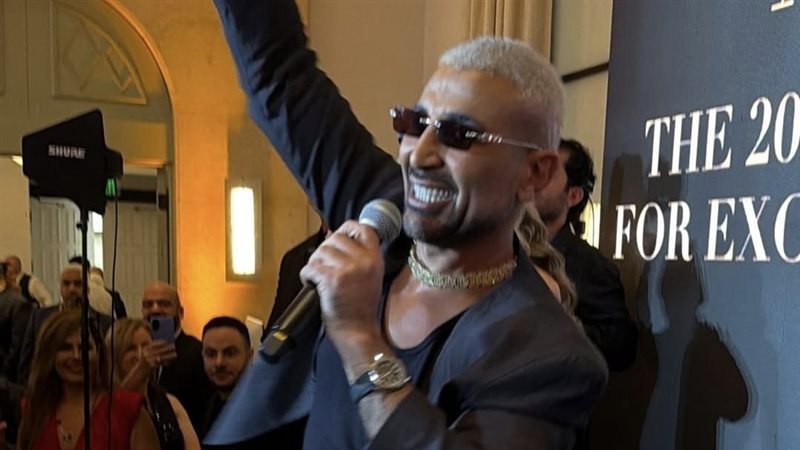 بعد توبته بحلق شعره أمام الجمهور، أحمد سعد يثير الجدل بـ “لوك” جديد