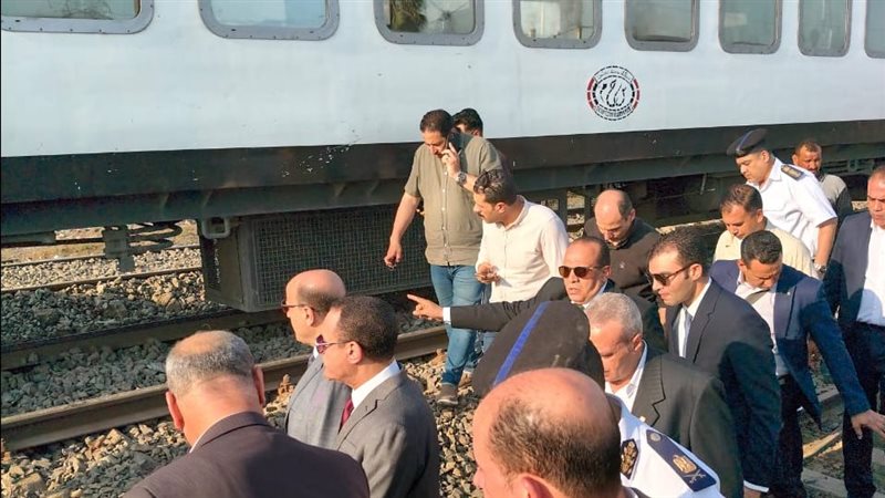 محافظ الغربية ومدير الأمن يتفقدان موقع حادث خروج 6 عربات عن القضبان بكفر الزيات (صور)