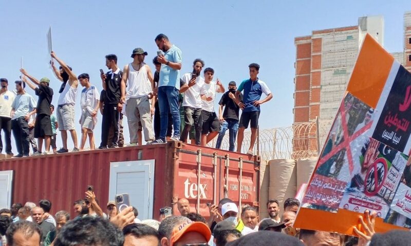 احتجاجات تتصاعد.. متظاهرون يغلقون مقر بعثة الأمم المتحدة في ليبيا