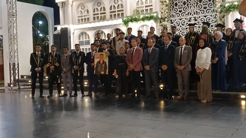لحظة وفاء من طلاب حقوق جنوب الوادي لصديقهم المتوفى في حفل التخرج بقنا