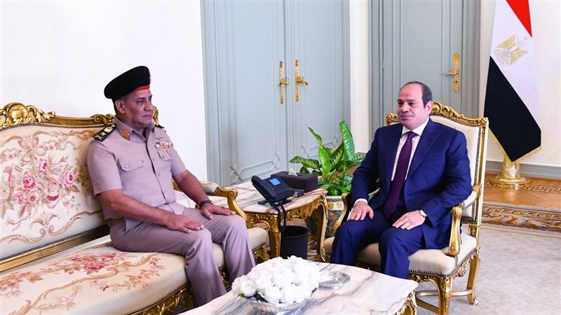 لحظة استقبال الرئيس السيسي وزير الدفاع والإنتاج الحربي (صورة)