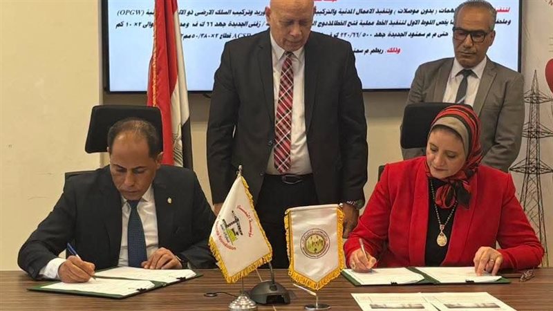 المصرية لنقل الكهرباء توقع عقدين لربط محطة سمنود الجديدة بالشبكة القومية