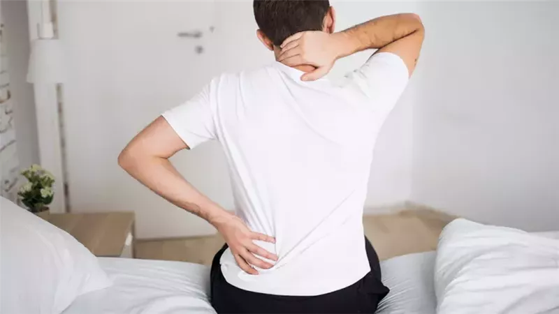آلام أسفل الظهر، متى تكون مجرد إجهاد عضلي أو تستدعي القلق؟