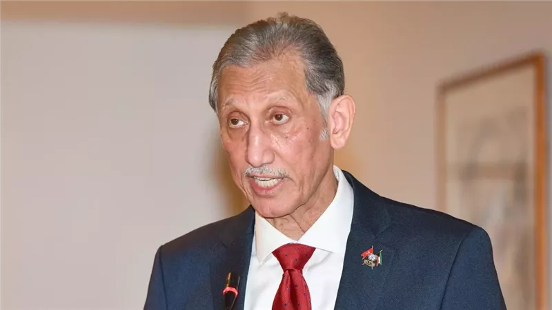 اتحاد الكتاب العرب يطالب بإلغاء قرار سحب الجنسية من الكاتب الكويتي طالب الرفاعي