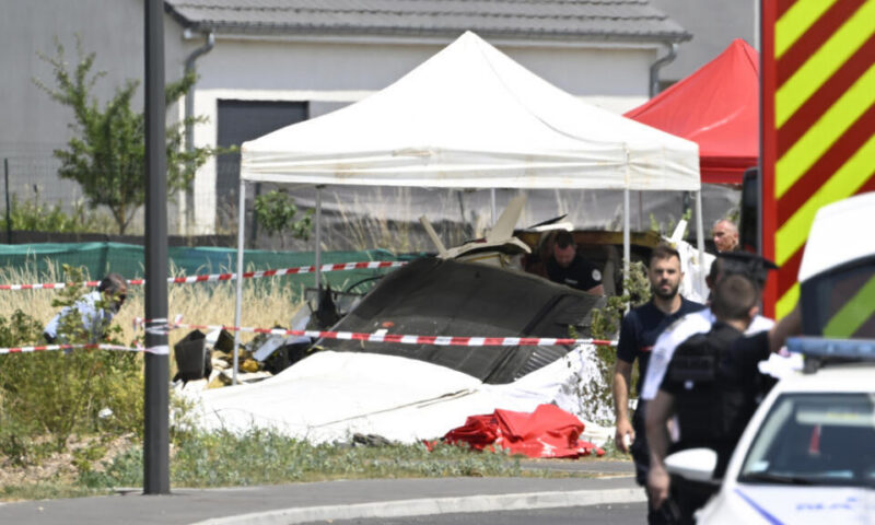 فرنسا: 11 قتيلا في حادث تحطم طائرة مدنية للقفز المظلي بشرق البلاد
