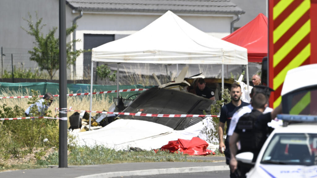فرنسا: 11 قتيلا في حادث تحطم طائرة مدنية للقفز المظلي بشرق البلاد