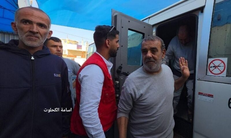 شاهد l جيش الاحتلال يفرج عن 15 أسيرا من غزة