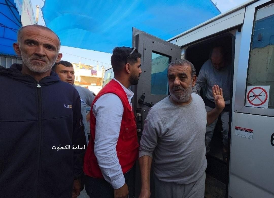 شاهد l جيش الاحتلال يفرج عن 15 أسيرا من غزة