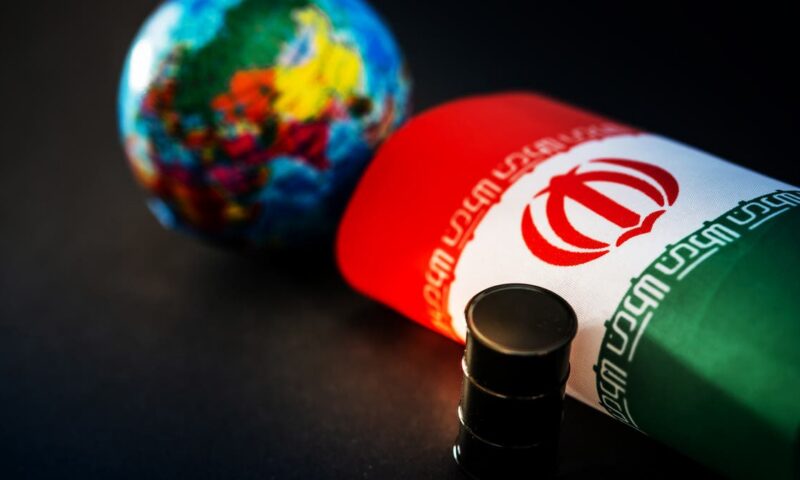 إيران تخفض أسعار النفط لجذب المشترين بعد استئناف التصدير عبر مضيق هرمز