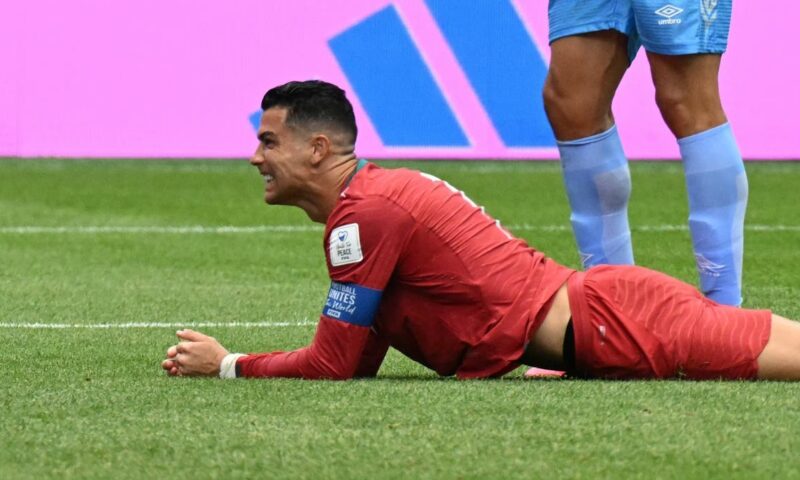 لاعب الكونغو في تصريح صادم: لم نضع خطة لمواجهة رونالدو.. لأنه تقدّم في السن