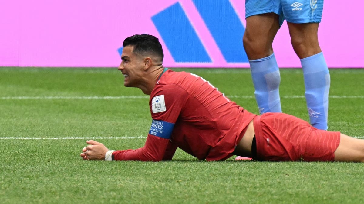 لاعب الكونغو في تصريح صادم: لم نضع خطة لمواجهة رونالدو.. لأنه تقدّم في السن