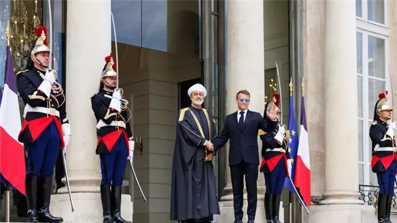 سلطان عمان وماكرون يطلقان شراكة إستراتيجية، اتفاقيات بمليارات الدولارات ورسائل حاسمة بشأن هرمز وفلسطين