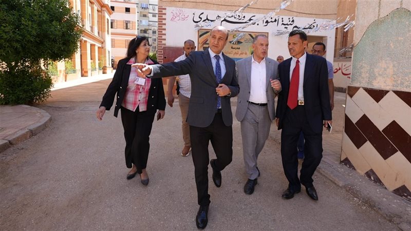 محافظ أسيوط يتفقد لجان امتحانات الثانوية العامة ومركز توزيع الأسئلة (صور)