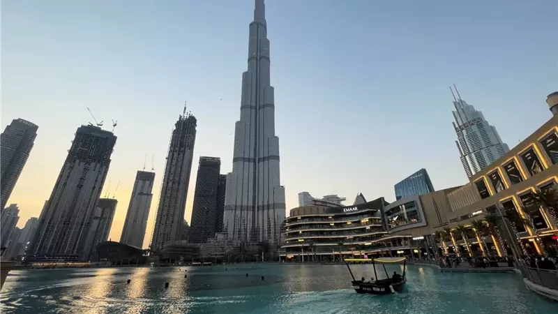 حريق هائل في الطوابق العليا من أبراج الإمارات المالية في دبي