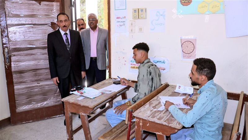 محافظ سوهاج يتفقد لجان امتحانات الثانوية العامة بمدارس حي غرب وأخميم