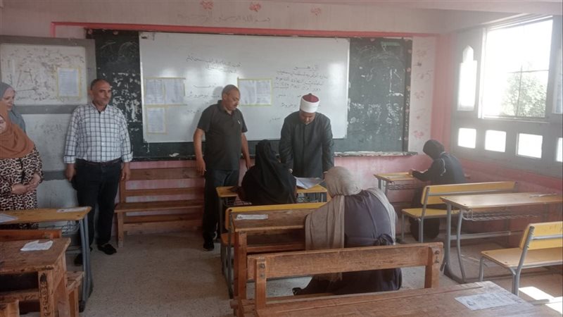 الثانوية الأزهرية، مدير منطقة الإسماعيلية يتفقد لجنة امتحان الأحياء بمعهد أبوخروع