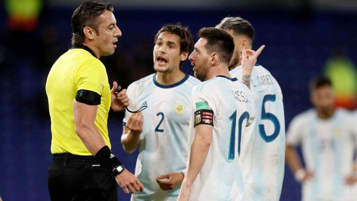 حكم السعودية وإسبانيا.. أغضب ميسي ورسب في اختبار فيفا