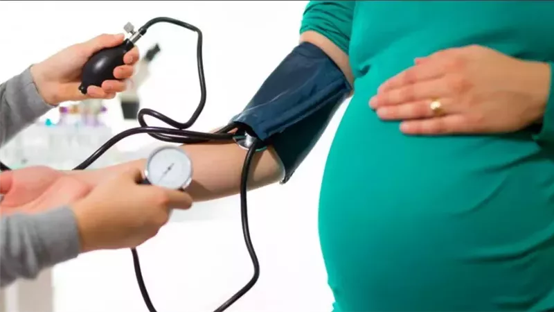 أعراض وأسباب تسمم الحمل وطرق العلاج