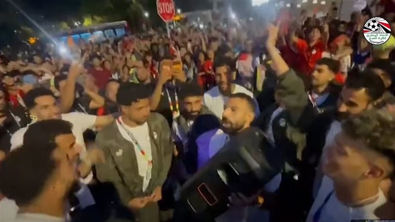 شاهد، لاعبو منتخب مصر يحتفلون بالفوز التاريخي أمام فندق الإقامة