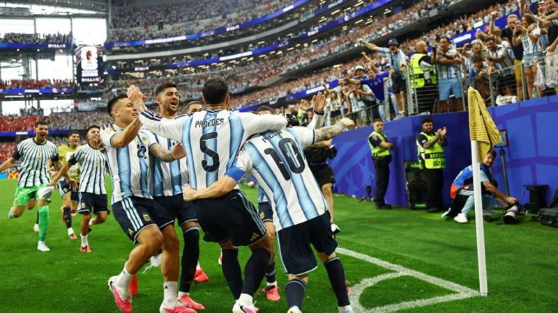فيفا يعلن حكام مواجهتي الجولة الثالثة بالمجموعة العاشرة بكأس العالم
