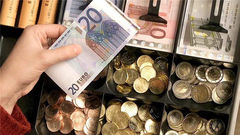 تراجع اليورو إلى أدنى مستوى في عام تزامنا مع انخفاض أسعار النفط