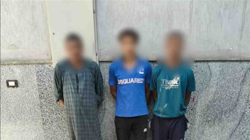 ضبط عاملَي جمع قمامة بتهمة سرقة غطاء غرفة صرف صحي بأسيوط