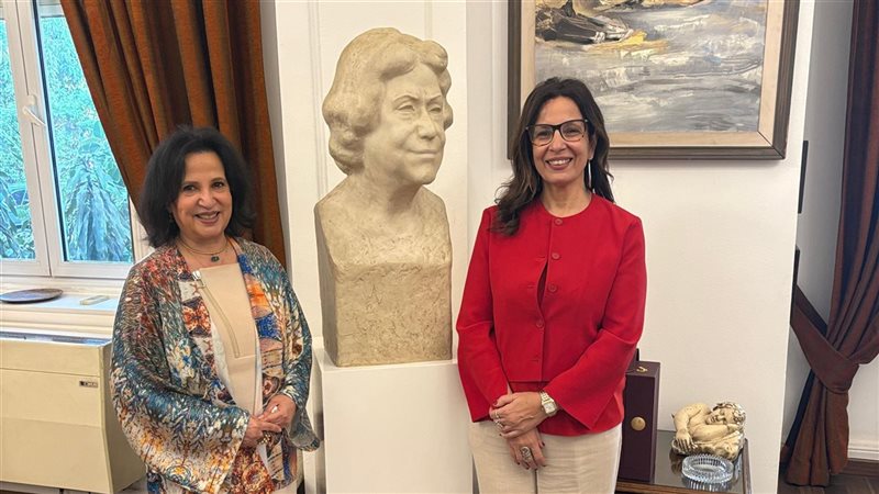 وزيرة الثقافة تستقبل الشيخة مي بنت محمد آل خليفة (صور)
