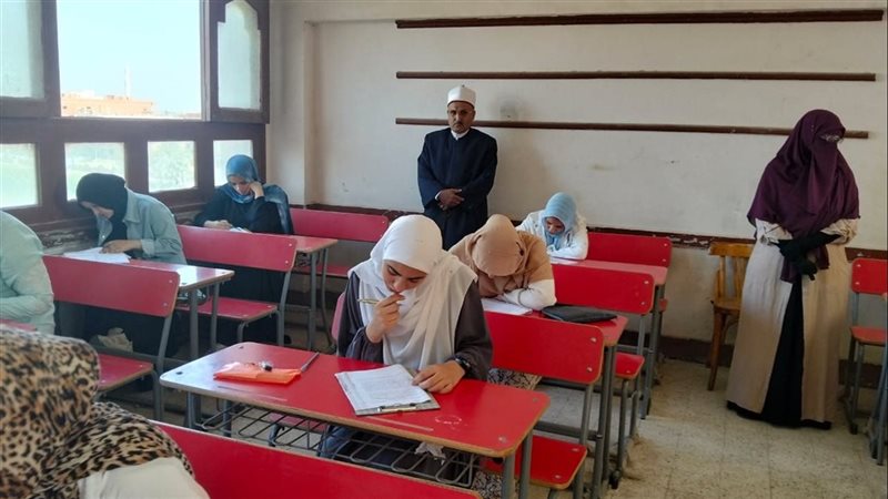رئيس أزهر الإسماعيلية يتابع امتحانات الثانوية للقسم العلمي بمعهد محمد جبر بالقصاصين
