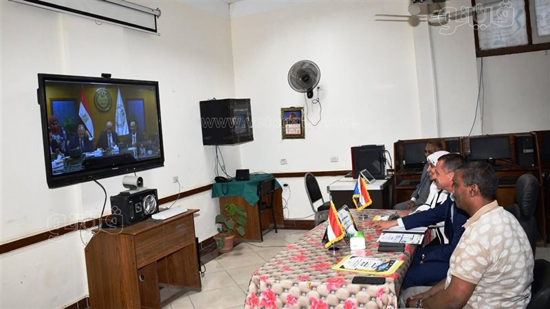 وزير التعليم يتواصل مع محافظ أسوان عبر الفيديو للتأكد من انتظام امتحانات الثانوية العامة (صور)