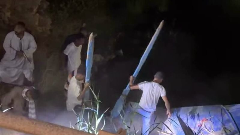 بالفلوكة والكشافات، لحظة البحث عن فتاة وشقيقها سقط بهما “موتوسيكل” في ترعة بأبو تشت (فيديو)