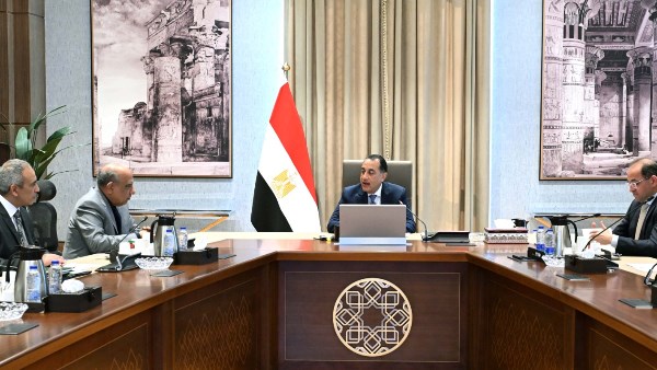 رئيس الوزراء يتابع إجراءات توفير التمويل المطلوب لمشروعات الطاقة الجديدة والمتجددة