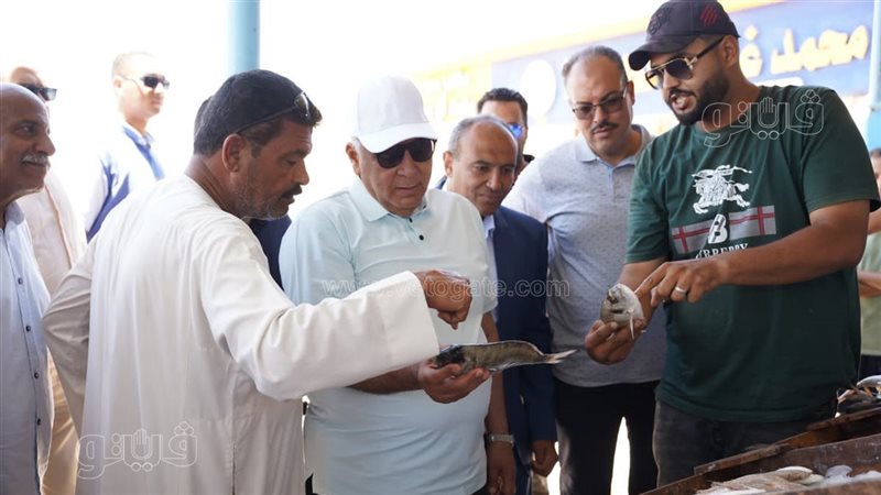 محافظ مطروح يتفقد حلقة الأسماك بالميناء الشرقي لمتابعة حركة البيع وتوافر المعروض