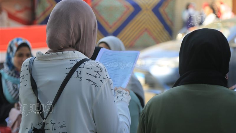 امتحانات الثانوية العامة 2026، الطلاب في مراجعة نهائية أمام اللجان قبل أداء اللغة العربية
