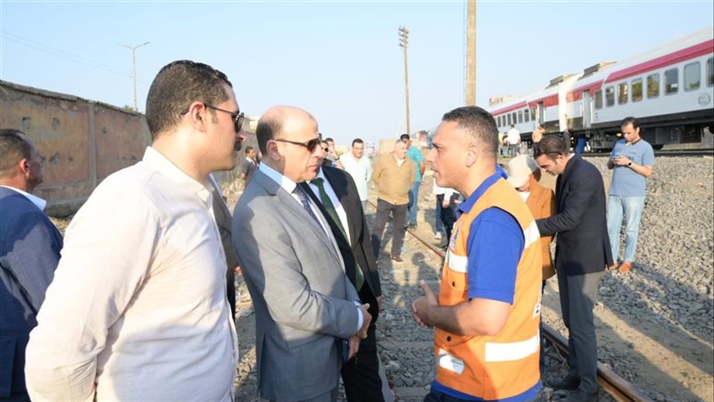 محافظ الغربية يطمئن علي مصاب حادث خروج 4 عربات عن القضبان بكفر الزيات