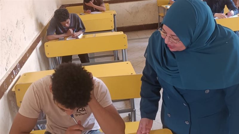 أدوا الإحصاء دون شكاوى، رئيس منطقة الدقهلية الأزهرية يتابع امتحانات الثانوية بمعهد الإمام مالك