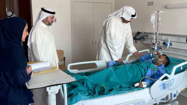 وزير الدفاع الكويتي يتفقد المصابين جراء استهداف منشآت مدنية وحيوية فجر اليوم