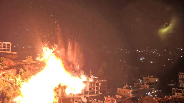 جنوب لبنان على صفيح ساخن.. انفجارات إسرائيلية تستهدف بلدتي دبين وبلاط