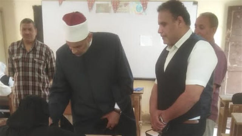 رئيس منطقة الدقهلية الأزهرية يتفقد سير لجان امتحان الأحياء للقسم العلمي بالشهادة الثانوية