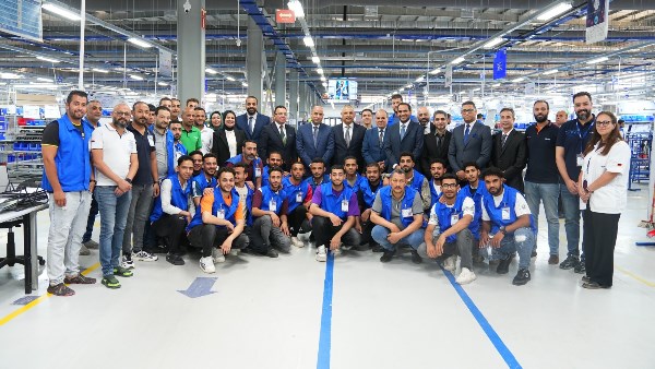 وزير العمل يتفقد مصنع ضفائر وكابلات سيارات ويبحث خطط التوسع والتشغيل