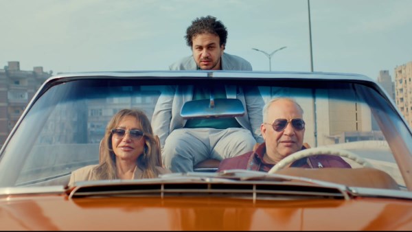 ليلى علوي تساعد بيومي فؤاد في البحث عن ابنه .. صور جديدة من فيلم ابن مين فيهم؟