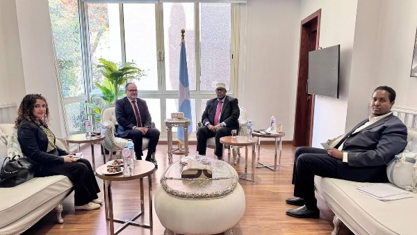 سفير الصومال يستقبل ممثل الأونروا ويؤكد دعم مقديشو للشعب الفلسطيني