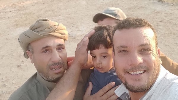 دموع وفرحة بعد ساعات قلق.. والد الطفل عدي يحتفل بعودته بعد اختفائه في مطروح