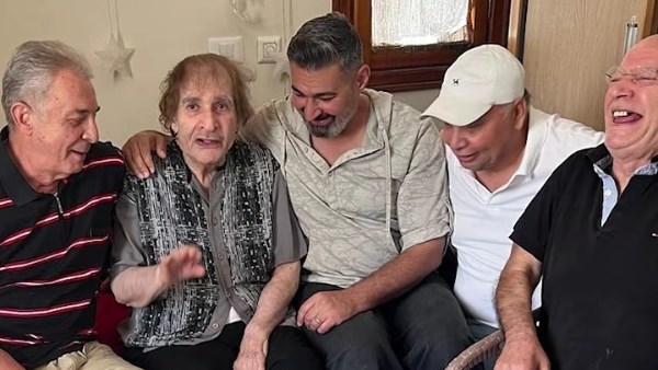 رسالة وفاء ودعم.. محمود حميدة وياسر جلال يزوران محيي إسماعيل في دار رعاية الفنانين