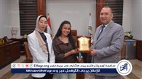 تكريم الطالبة ميرولا هانى بجامعة أسيوط الأهلية لحصولها على المركز الثانى فى مهرجان إبداع