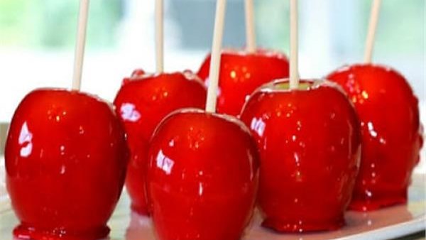 حلوى الصيف.. طريقة عمل التفاح بالعسل في دقائق